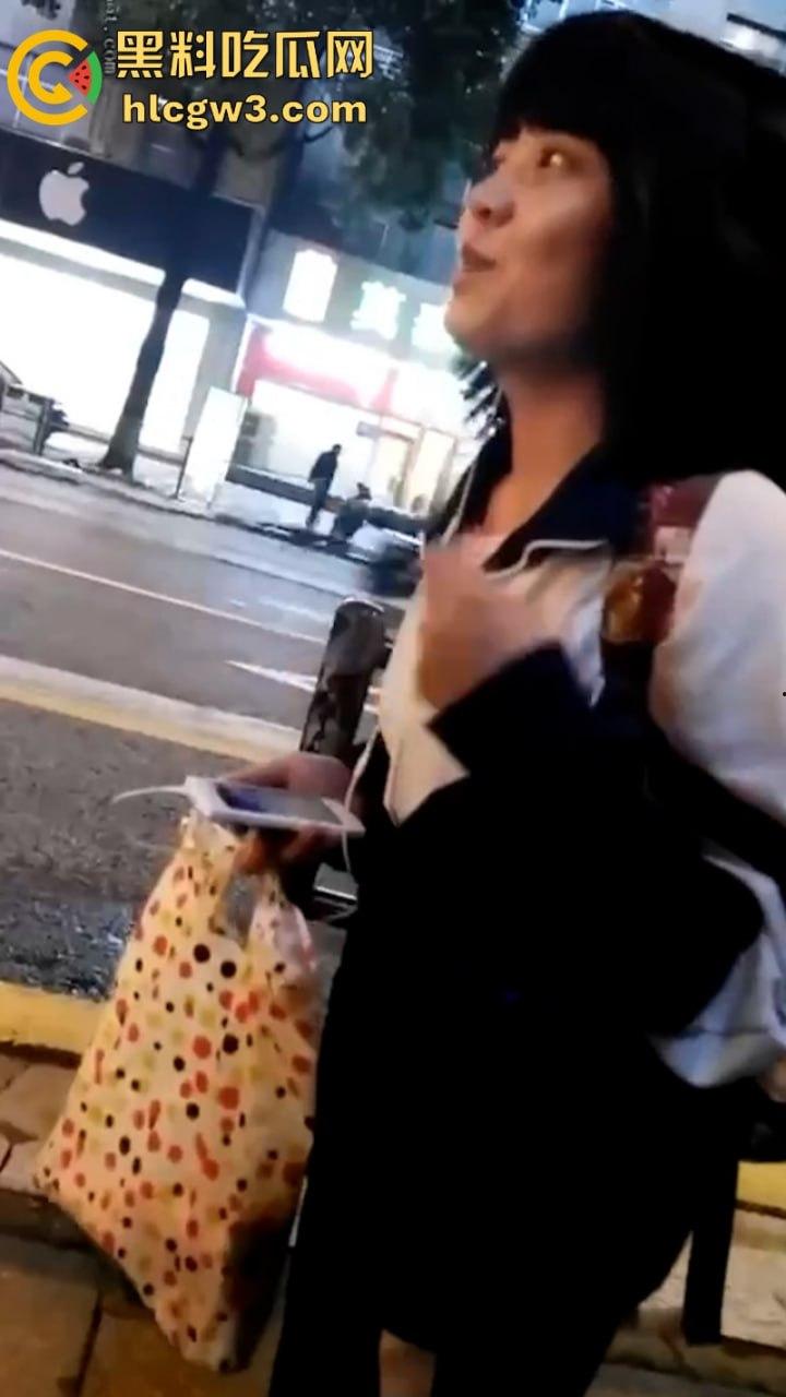 重口痴汉向清纯学生妹索要原味袜子 妹子被金钱诱惑在大庭广众下被舔脚40秒！-9