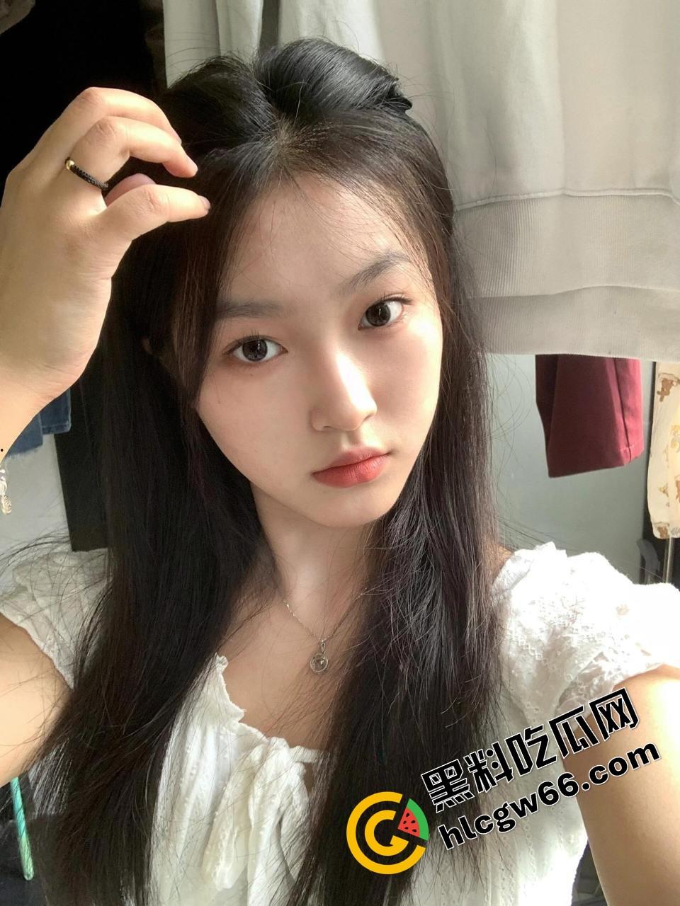 广州白云幼儿园清纯幼师【田梦】被渣男甩了狠踹，嫩逼私拍全漏光，奶子晃荡骚的勾人操烂她！-4