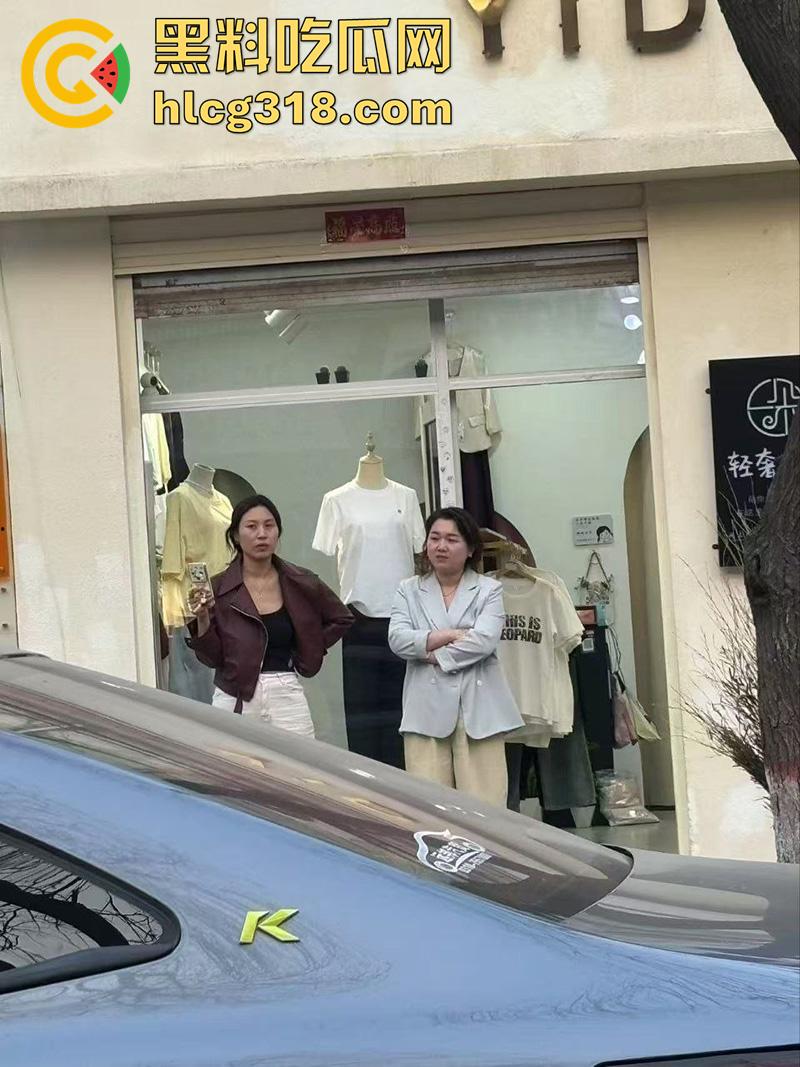 儿子为小三当街对战父母，爸妈泼皮无赖当街撒泼，儿子发疯暴怒当街殴打，这是要把儿子送进去啊！-3