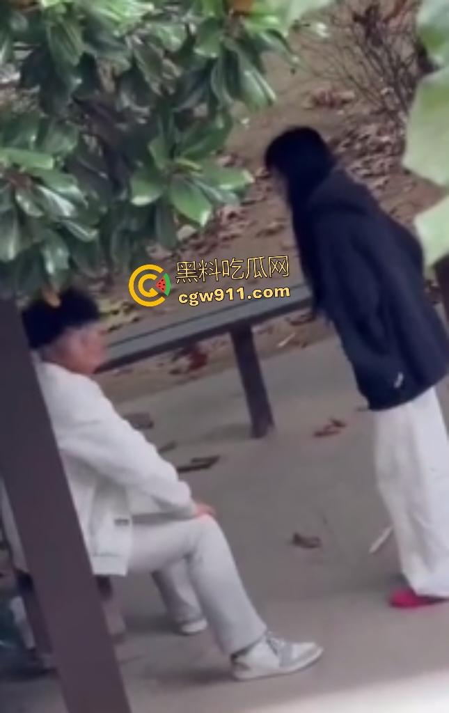 徐州技师学院情侣凉亭，网红小树林户外野战，高颜值女技师骑乘男友隔裤狂磨，精液淫水搞湿裤裆！-8