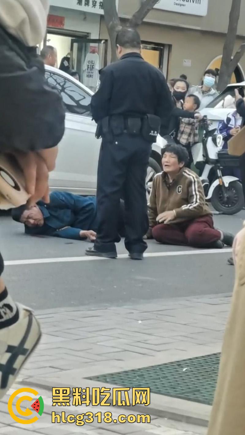 儿子为小三当街对战父母，爸妈泼皮无赖当街撒泼，儿子发疯暴怒当街殴打，这是要把儿子送进去啊！-9