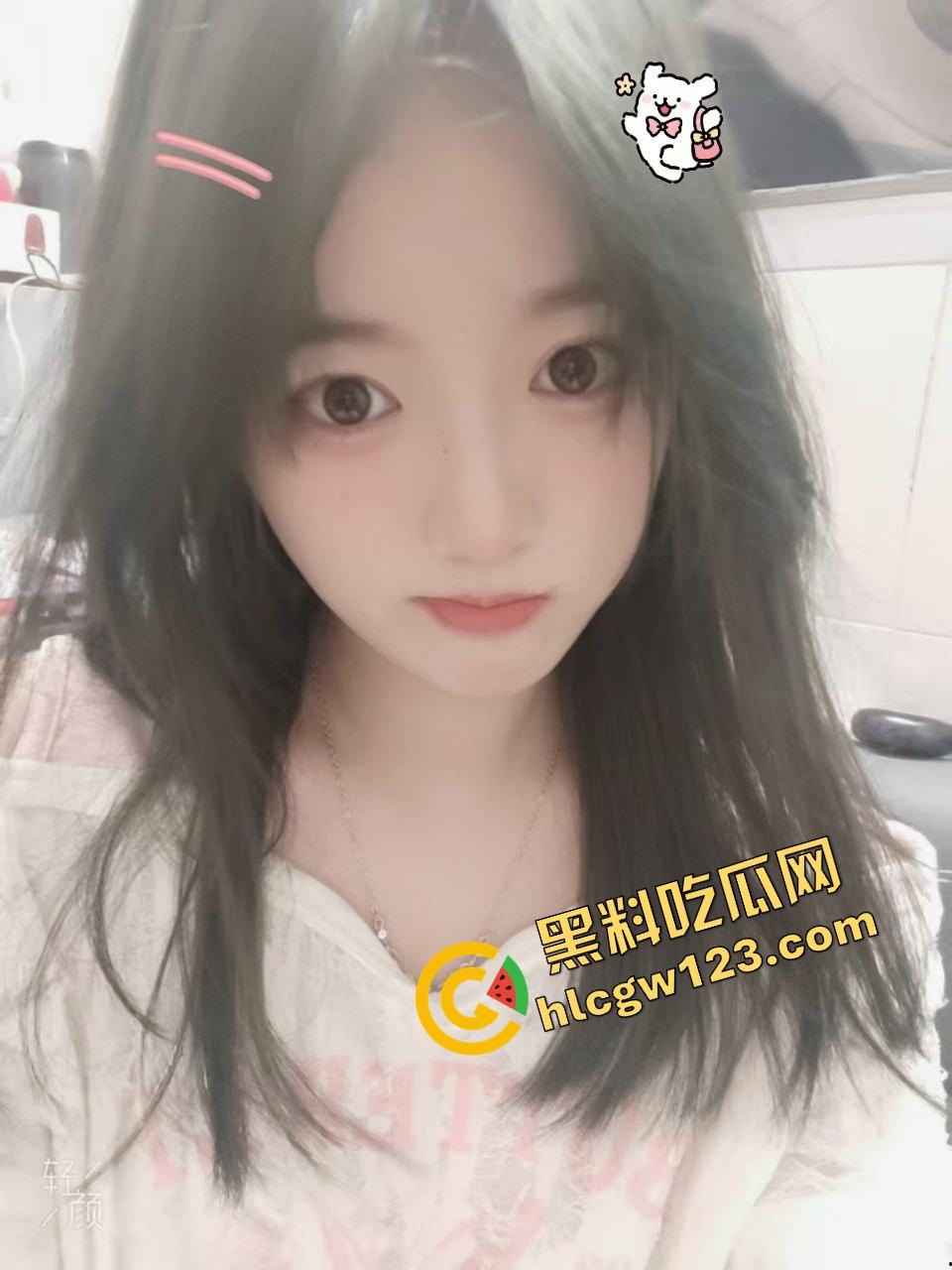 这秘书骚得要命，结婚照样每天黑丝高跟上班，撅屁股装掉笔逼都快露出来了，鸡巴都被看肿了！-1