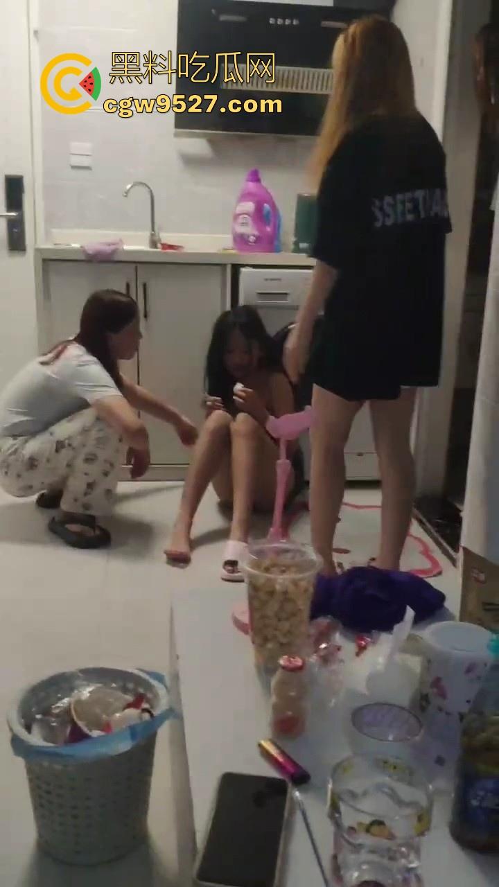 现在的精神小妹下手可是真狠啊!足足围起来殴打了十几分钟还不解恨,边打边对着镜头比耶!-10