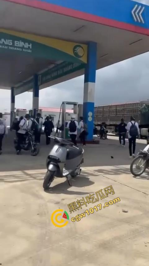 血流如注！越南青年绝地反击，刀刃直捅霸凌者脸颊，鲜血狂涌喷出，震惊全场！-9