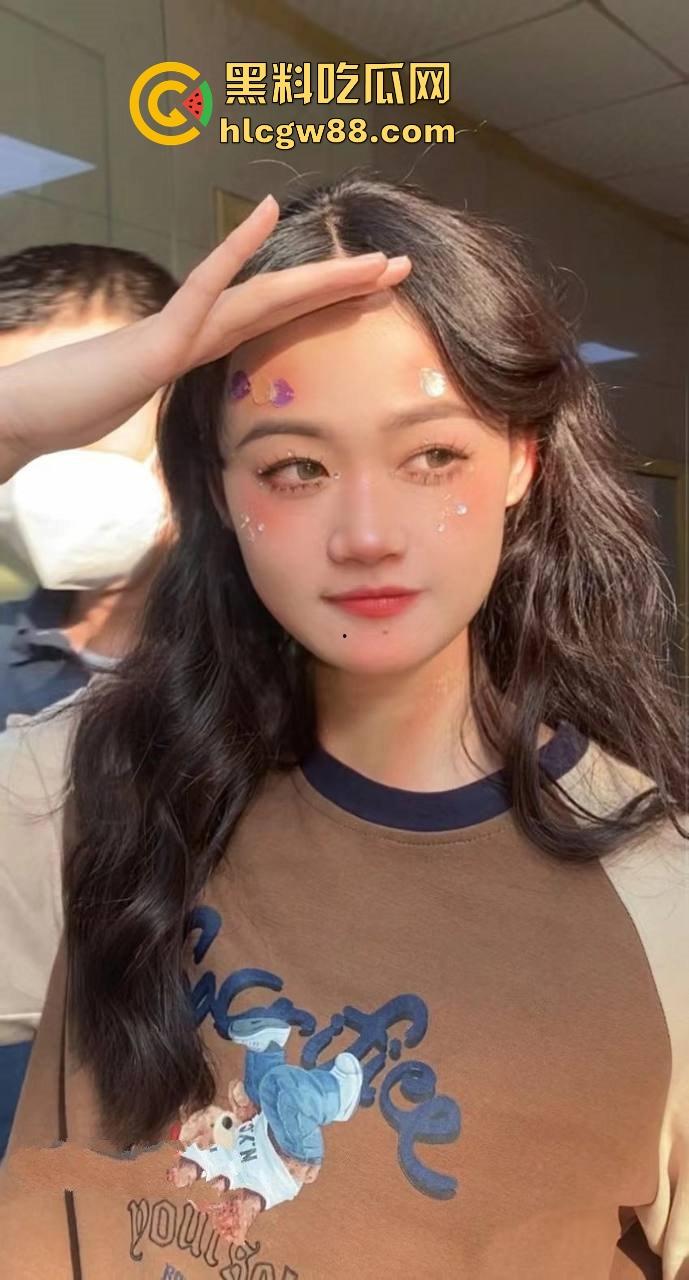 土豪老板约武汉工程学院在校女大【邓乐乐】极度反差 奶子粉嫩漂亮 小穴多汁 尽显诱惑!-3