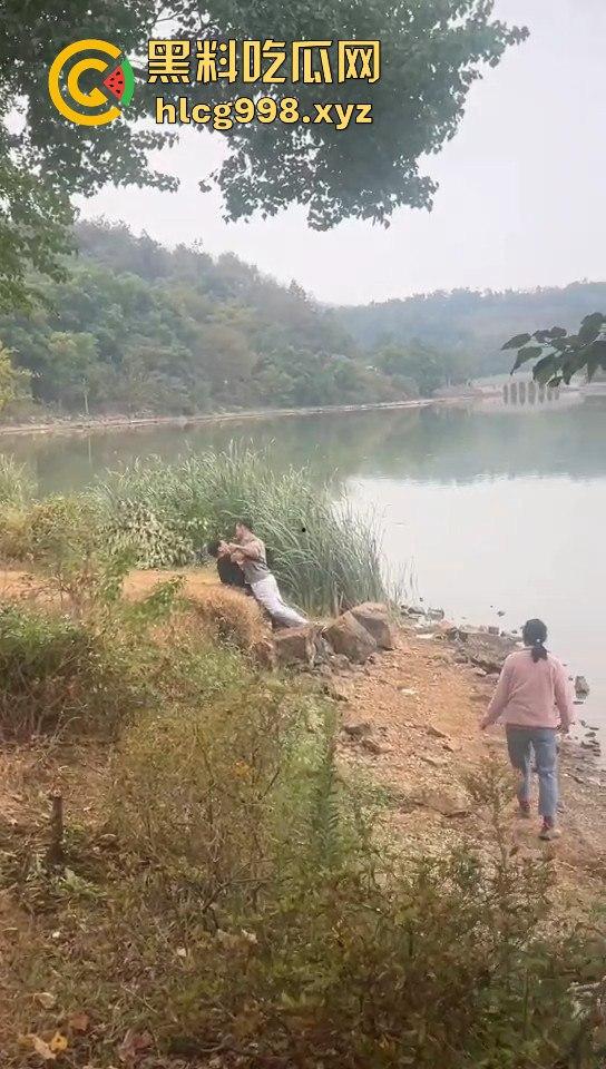 武汉狂躁男东湖发疯，打黑衣男打成筛子，女生鞋子手机丢湖里，差点逼得她跳水自尽！-2