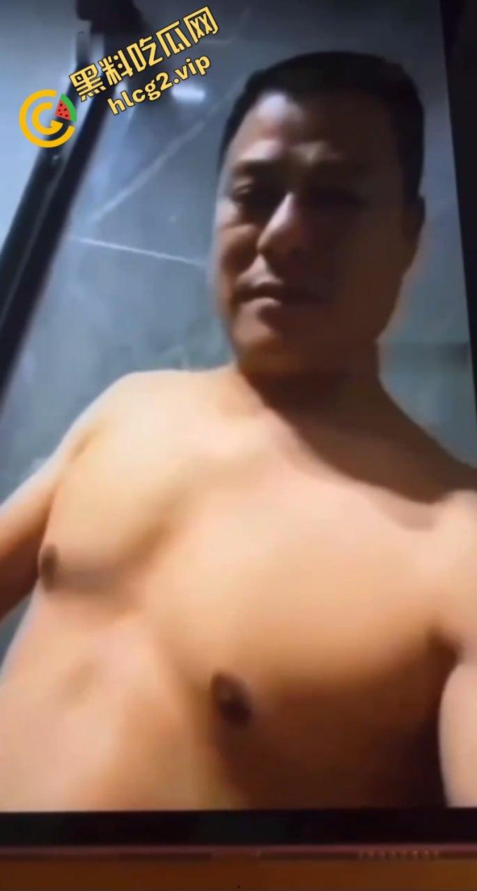 老瓜新吃!小杨哥爸爸深夜聊骚露鸡巴 视频误发业主群 网友直呼辣眼睛-9