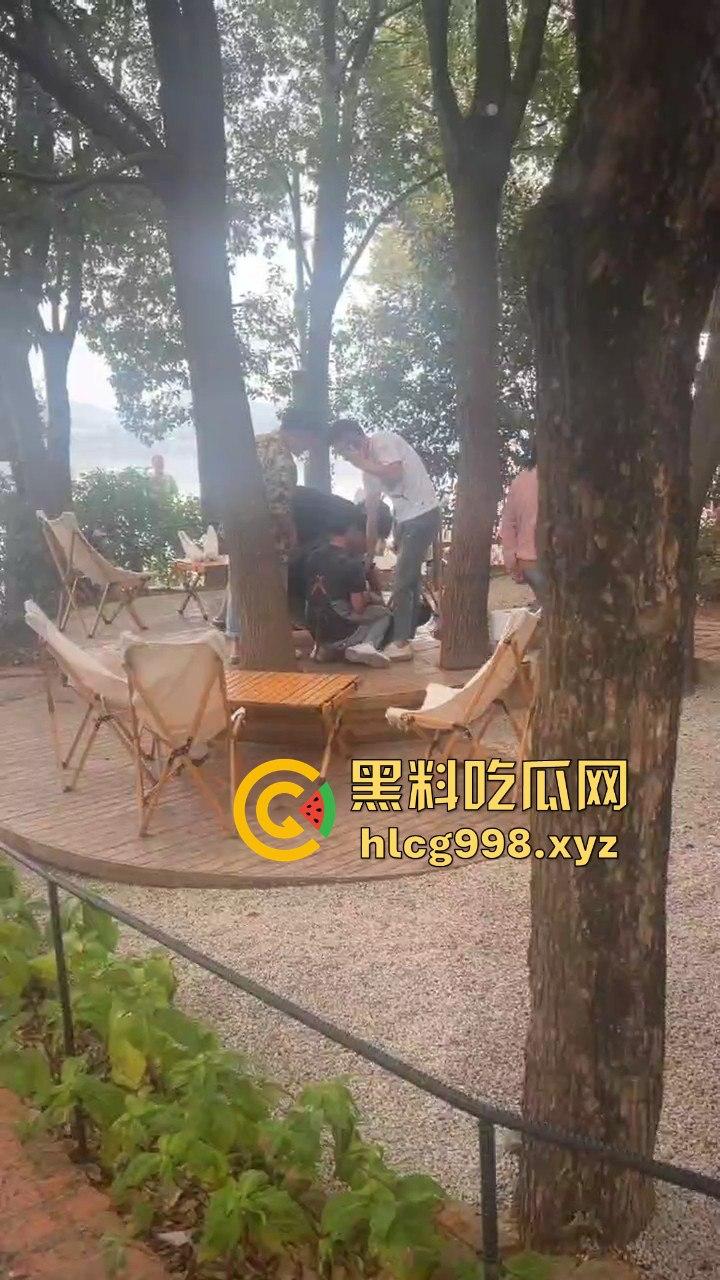 武汉狂躁男东湖发疯，打黑衣男打成筛子，女生鞋子手机丢湖里，差点逼得她跳水自尽！-8