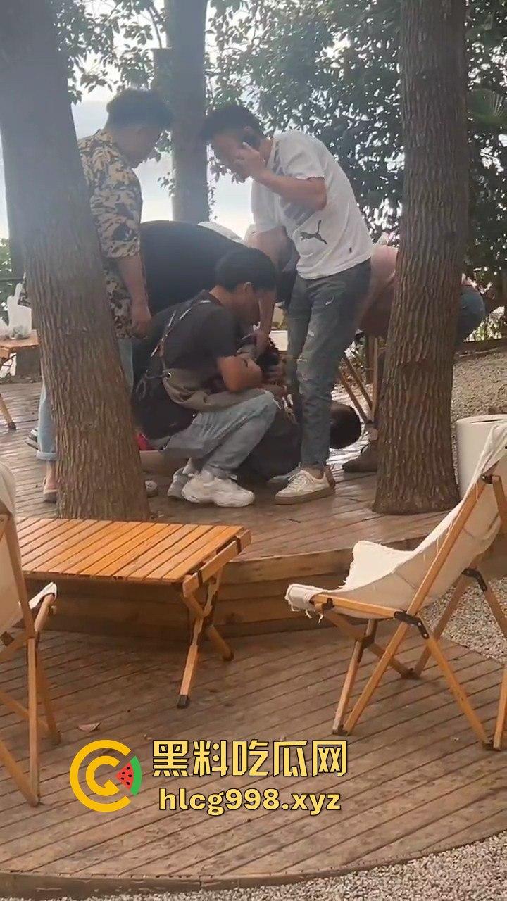 武汉狂躁男东湖发疯，打黑衣男打成筛子，女生鞋子手机丢湖里，差点逼得她跳水自尽！-10
