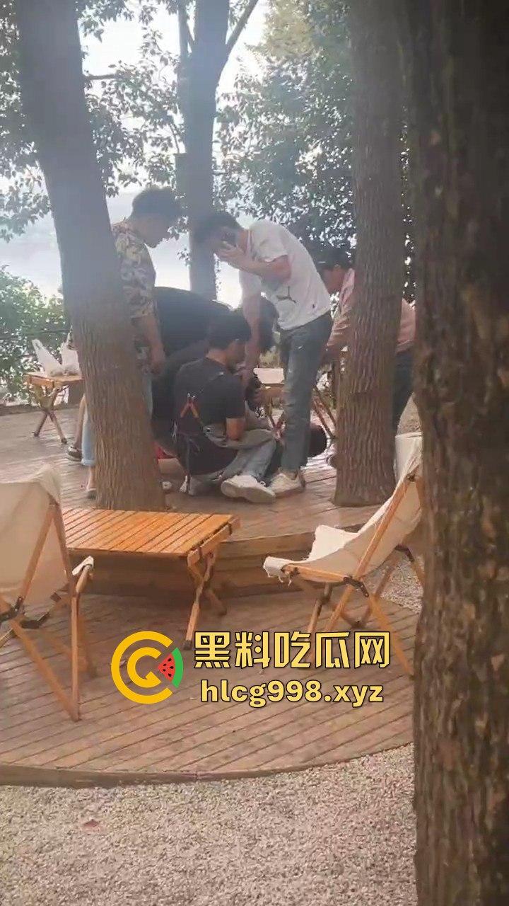 武汉狂躁男东湖发疯，打黑衣男打成筛子，女生鞋子手机丢湖里，差点逼得她跳水自尽！-11