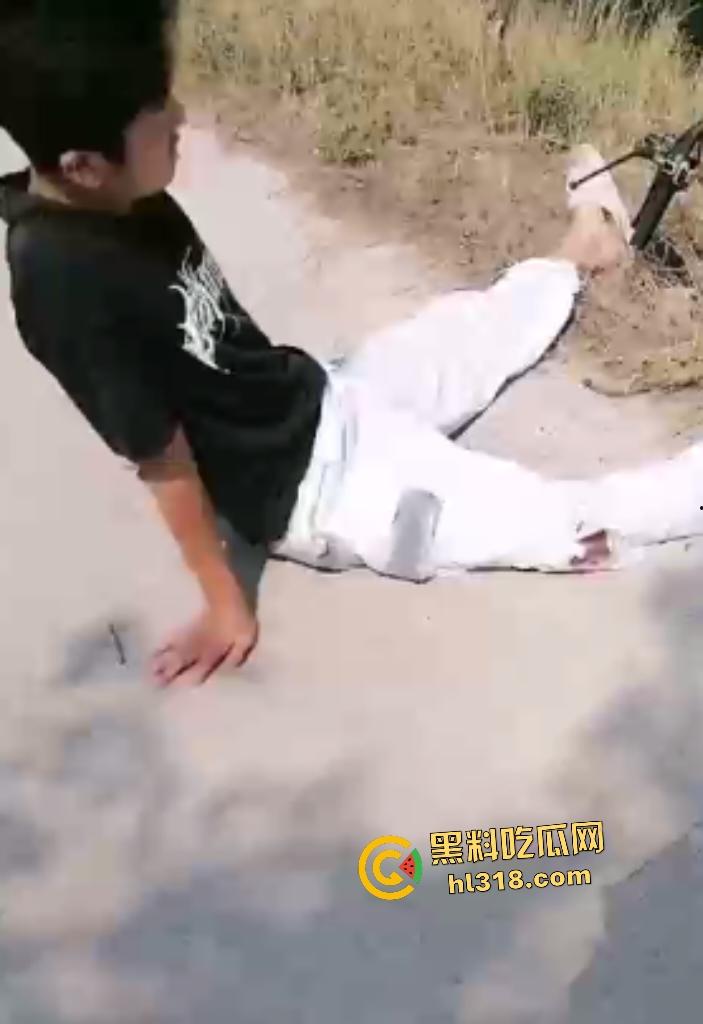 商丘永城小伙开电瓶车搭女友飙车撞树断腿，小仙女苦愁坐路边，这断腿了还在想要不要分手！-1