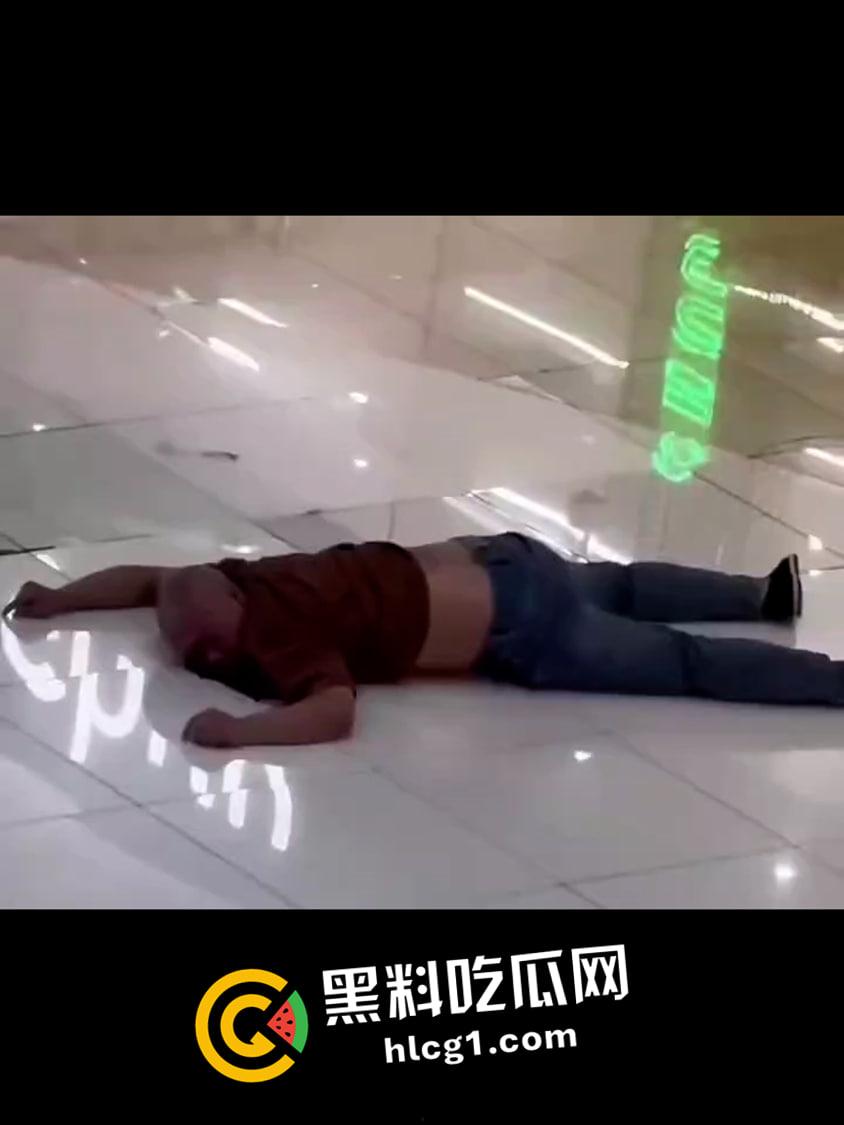 保定万博广场 三天两跳 都直接摔死  现场血腥视频流出-1