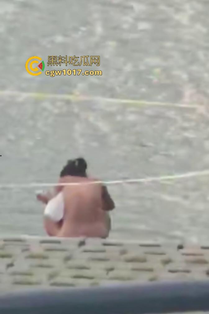 江边惊现白臀美女裸泳！脱衣屁股白到发光一堆人围观，老哥手机放大狂拍奶头隐约可见，我想知道这什么牌子的手机！-8