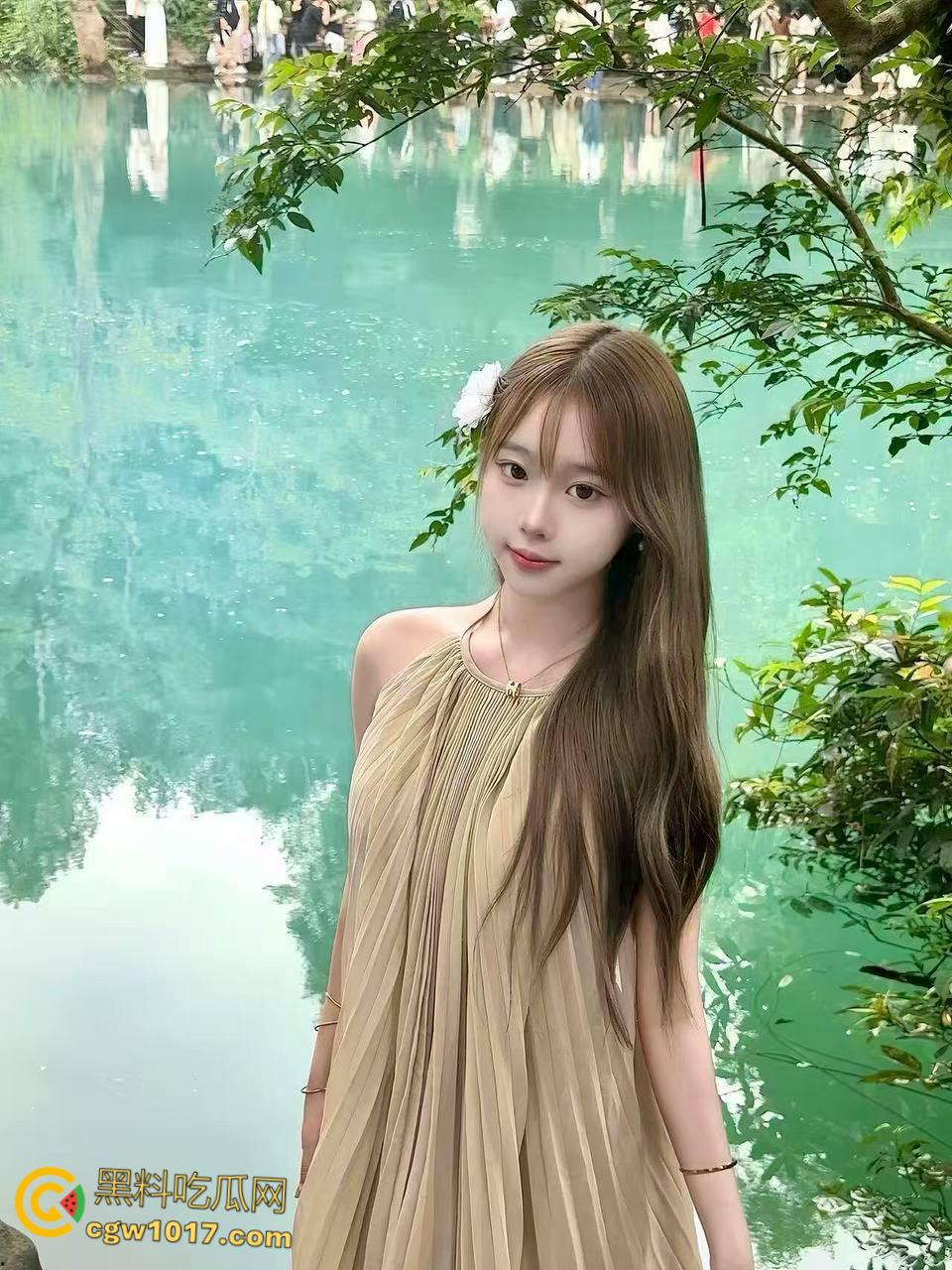 童颜巨乳的表妹来我家做客，刚喝完水就拉着我去开房，大奶子大屁股真是绝了，疯狂骑乘全射在巨乳上面 ！-3