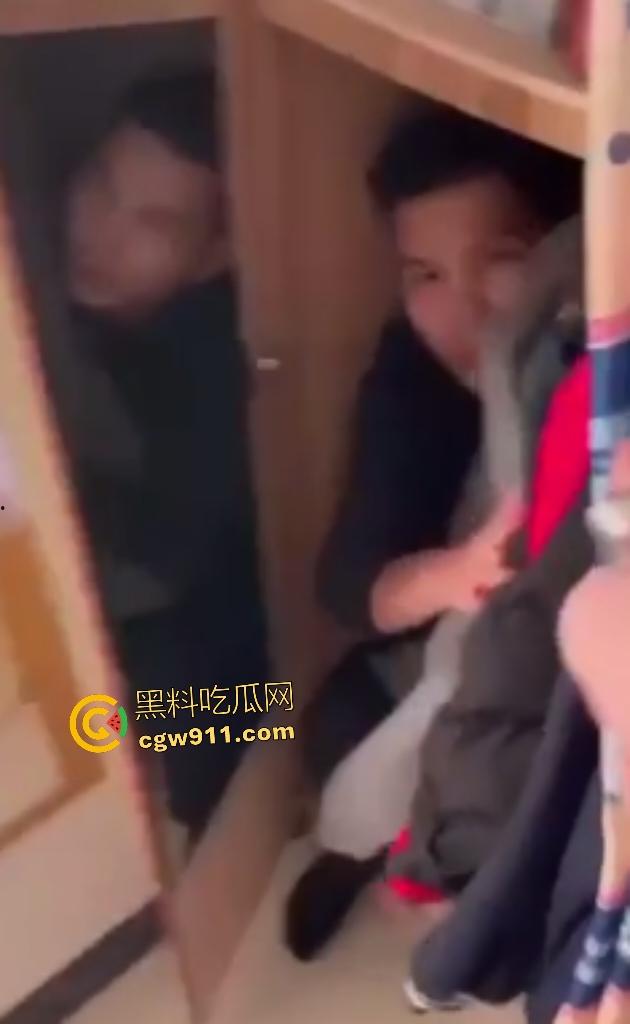 广东水管工小三修水龙头，修到床上操人妻，丈夫出门又返回家中抓奸情，老婆抱着儿子偷情被骂贱货！-6