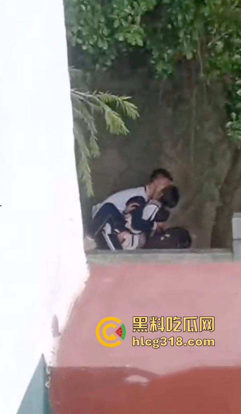 高中校园角落学生情侣激情野战被偷拍 ！她校服半敞 奶子白嫩 小美女上位骑乘表情淫荡享受！-3