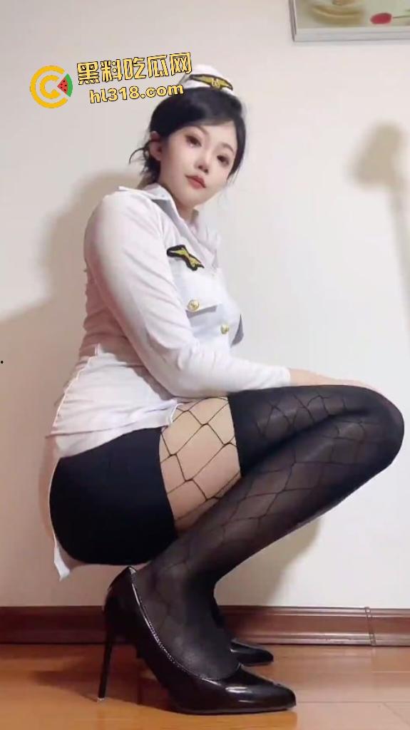 快手东北御姐【小兔子】亮油肉丝袜足交假阴茎，翘起肥臀给金主秀逼有多肥！-2