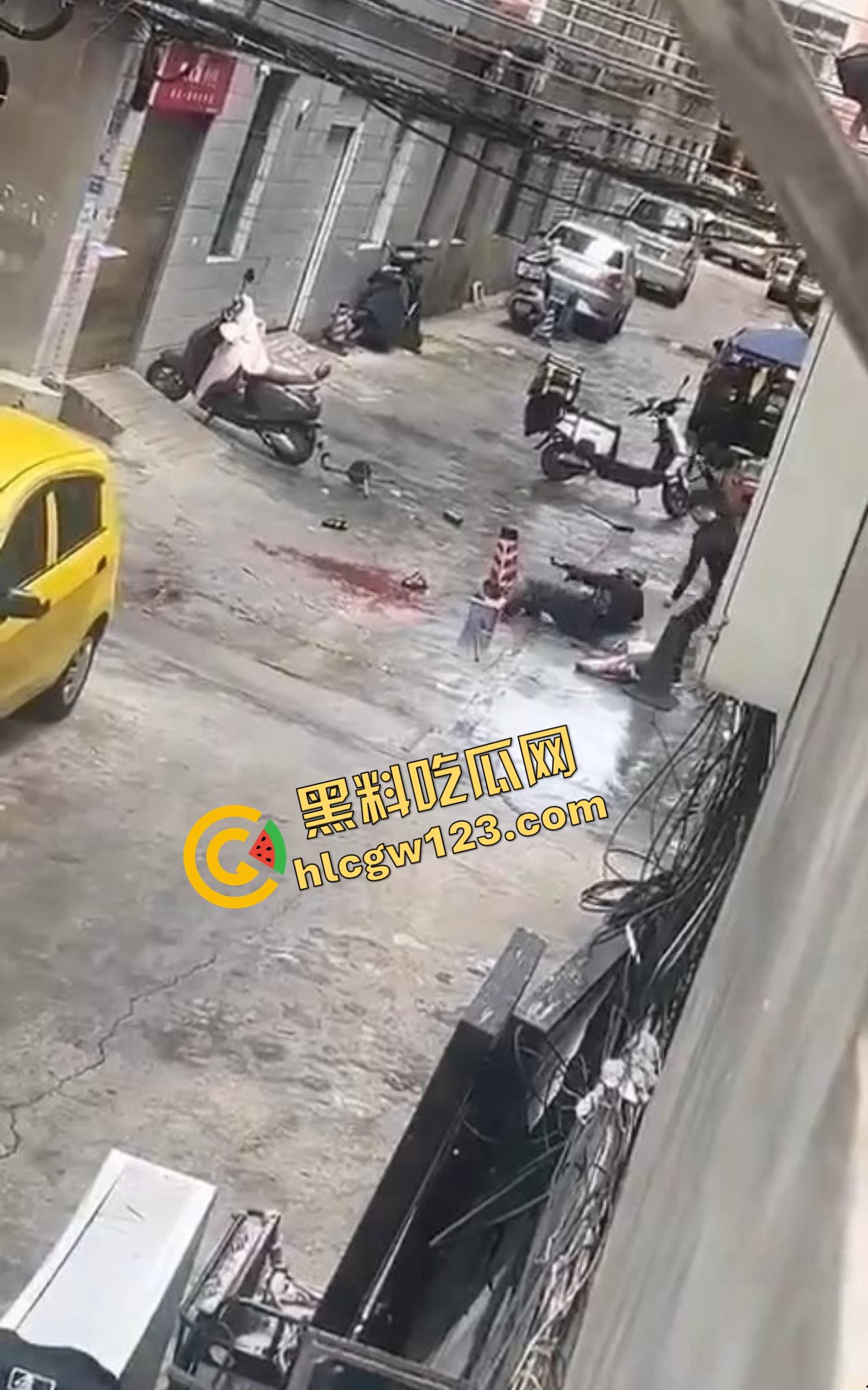 玉溪东风广场持刀砍人事件，押金纠纷升级成街头血案，房东拐杖怒砸，租客反手一刀劈下去这钱，是拿命抵的？-8