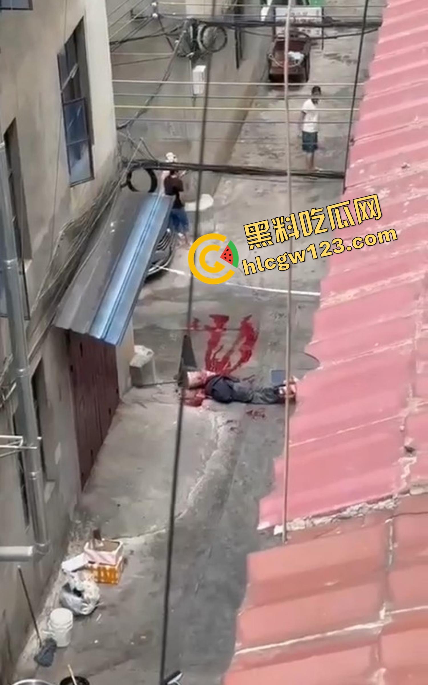 玉溪东风广场持刀砍人事件，押金纠纷升级成街头血案，房东拐杖怒砸，租客反手一刀劈下去这钱，是拿命抵的？-9