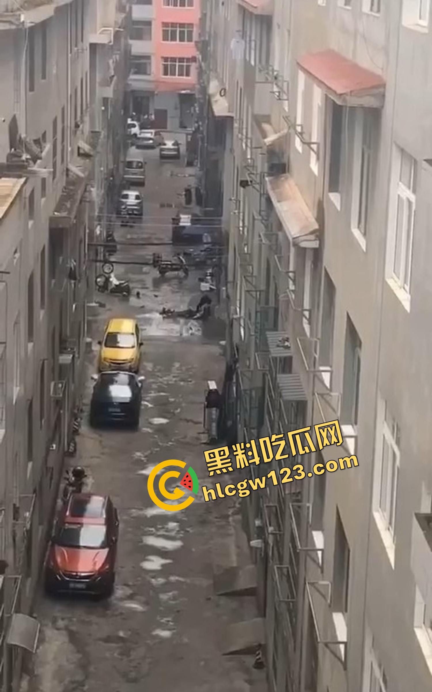 玉溪东风广场持刀砍人事件，押金纠纷升级成街头血案，房东拐杖怒砸，租客反手一刀劈下去这钱，是拿命抵的？-12