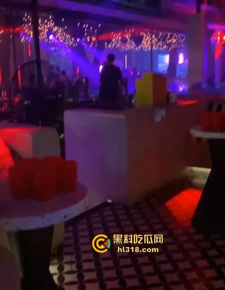 性感御姐酒吧发情，被带去厕所爆操，极品反差小骚货撅着屁股等待怜悯爱抚，被后入狂抠到高潮淫乱无比！-2