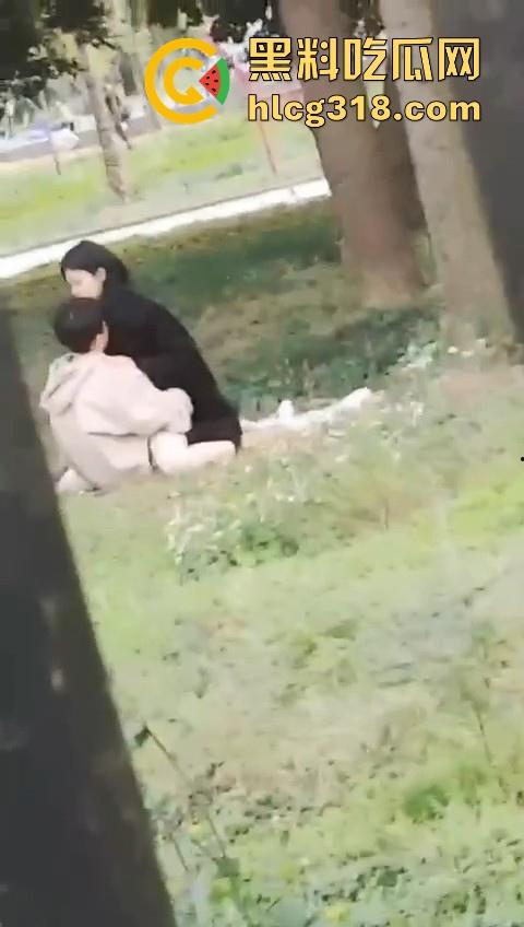 高颜值情侣公园草地野战!女上男下疯狂骑乘,精虫上脑了直接无视众人就是干呗!-6