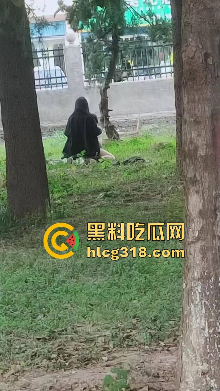 高颜值情侣公园草地野战!女上男下疯狂骑乘,精虫上脑了直接无视众人就是干呗!-7