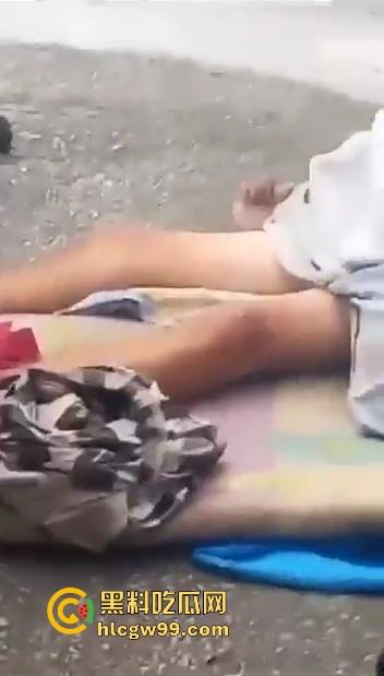 阿三这警察是不是管太宽？流浪汉街头修被子，结果被三个大哥围观打喇叭，搞得他们连个逼都日不下去！-5