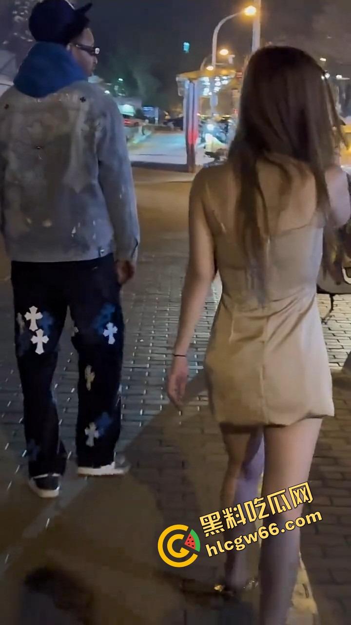 三里屯白皮骚集美和黑人约会翻车,被男同胞调侃起冲突,巴西牛排自己送逼上门,等着大鸡巴爆操!-11