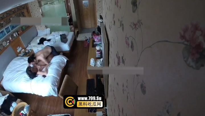 绿帽淫妻 推特淫妻大神 YQK 酒店穿超短裙诱惑快递小哥 血气方刚直接开操 太刺激直接内射 双视角偷拍-5