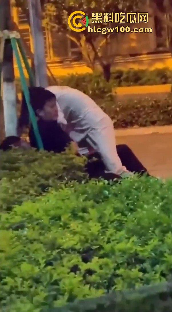 正宫当街殴打小三，边骂边动手暴力输出，女人间的撕逼毫不逊色男人！！-5