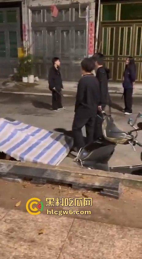 温州市文成县大学镇 多名初中高中学生发生持械群殴事件，双方多人手持大砍刀互砍-2