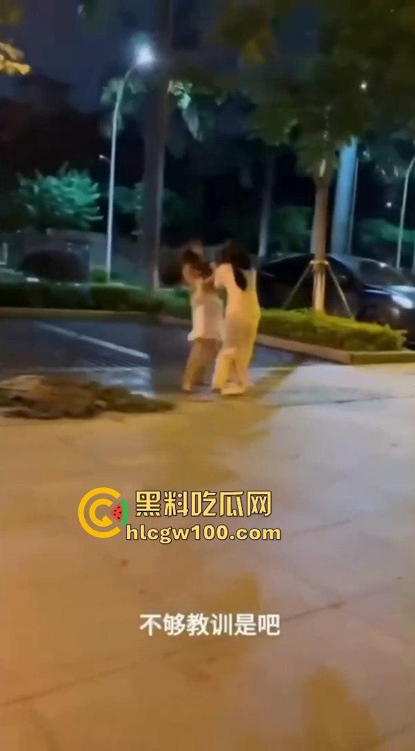 正宫当街殴打小三，边骂边动手暴力输出，女人间的撕逼毫不逊色男人！！-14