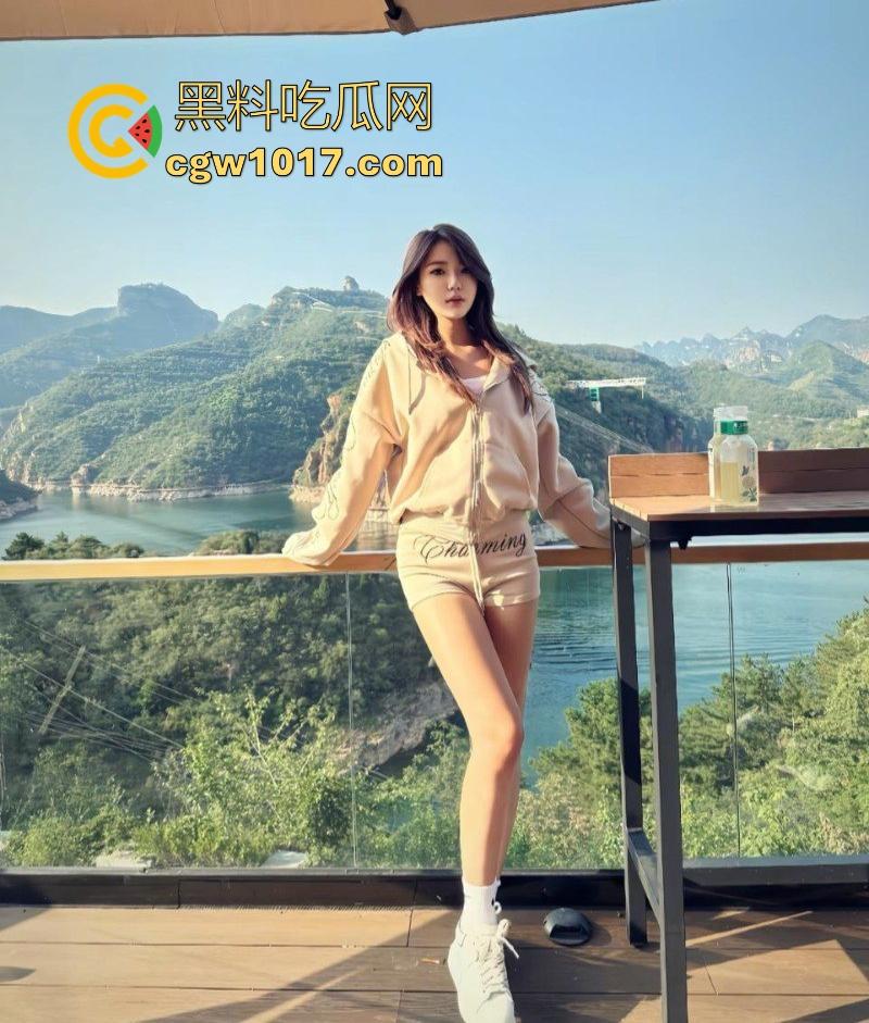 北京邮电大学极品女大【张佳静】做爱视频流出,露脸口交深喉,女上后入轮番爆操,鲍鱼收缩淫液喷溅!-4