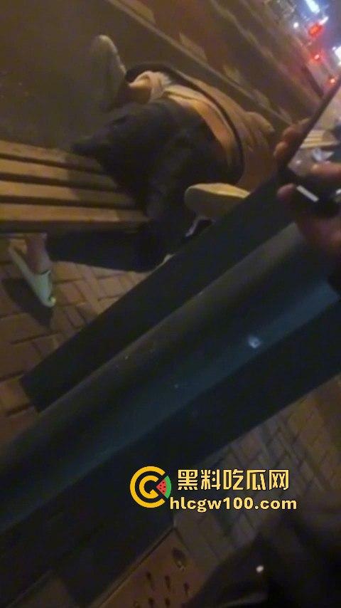 常州大学城公交车站情侣饥渴难耐当街啪啪,各种姿势变换无视路人视频内容劲爆全网疯传!!-3