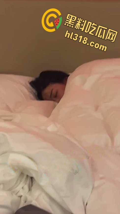 长沙小情侣开房遇第三者插足，失恋女醉酒敲开房门全裸上床，男主嘴角都快压不住了！-5