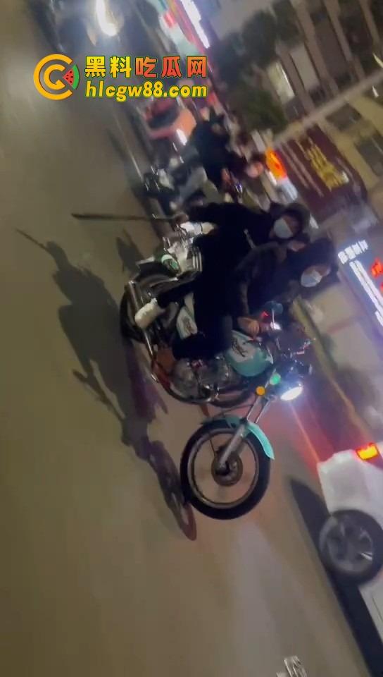揭阳下架山精神小伙打架砸车，不讲武德鬼火摩托青龙刀操场开干，战地记者全程录炫耀！-2