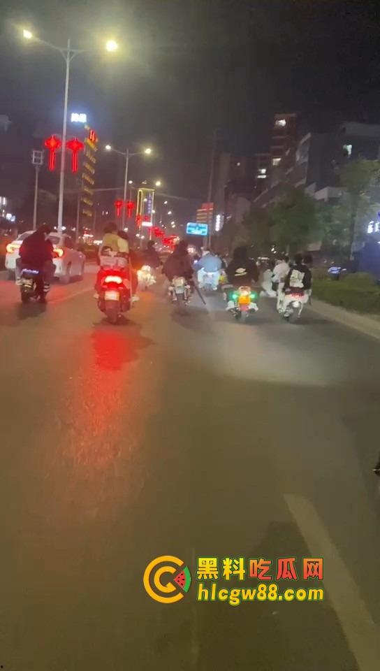 揭阳下架山精神小伙打架砸车，不讲武德鬼火摩托青龙刀操场开干，战地记者全程录炫耀！-5