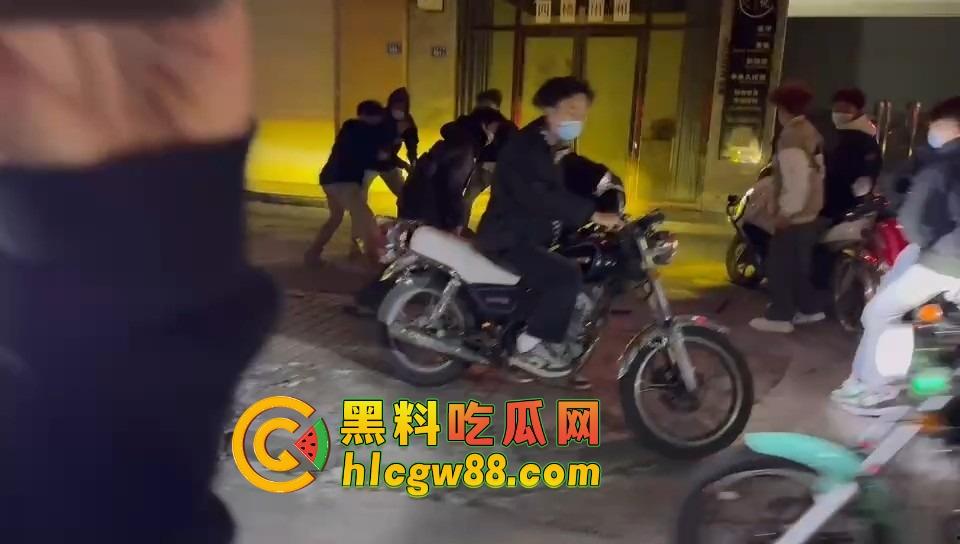 揭阳下架山精神小伙打架砸车，不讲武德鬼火摩托青龙刀操场开干，战地记者全程录炫耀！-9