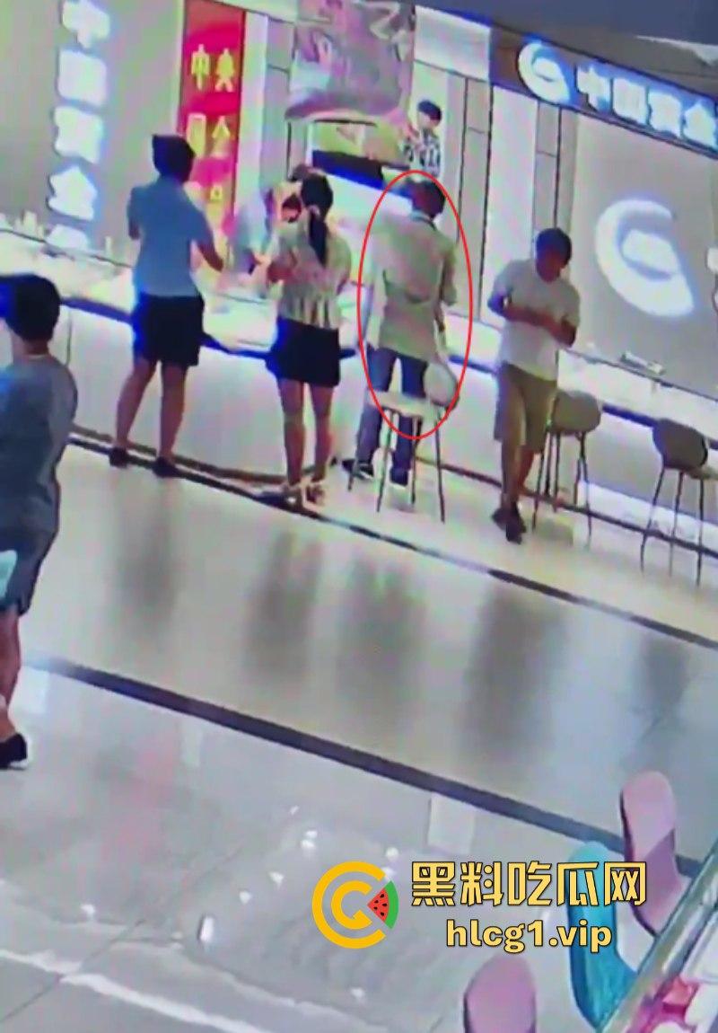 老婆不听话怎么办 捅两刀就老实了!辽宁营口男子进柜台薅住女柜员头发哐哐两刀后淡定离开!-2