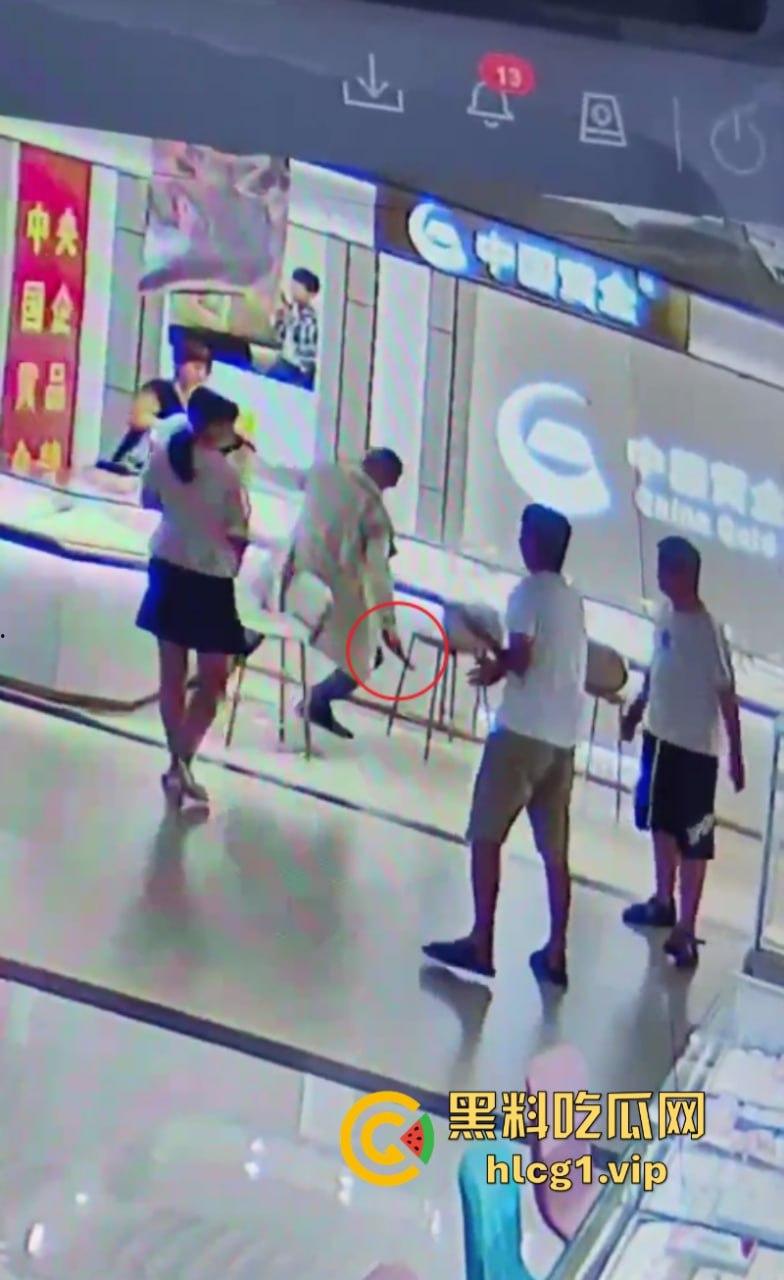 老婆不听话怎么办 捅两刀就老实了!辽宁营口男子进柜台薅住女柜员头发哐哐两刀后淡定离开!-3