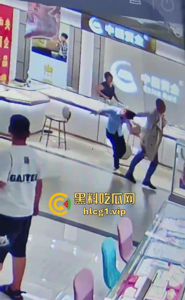 老婆不听话怎么办 捅两刀就老实了!辽宁营口男子进柜台薅住女柜员头发哐哐两刀后淡定离开!-4