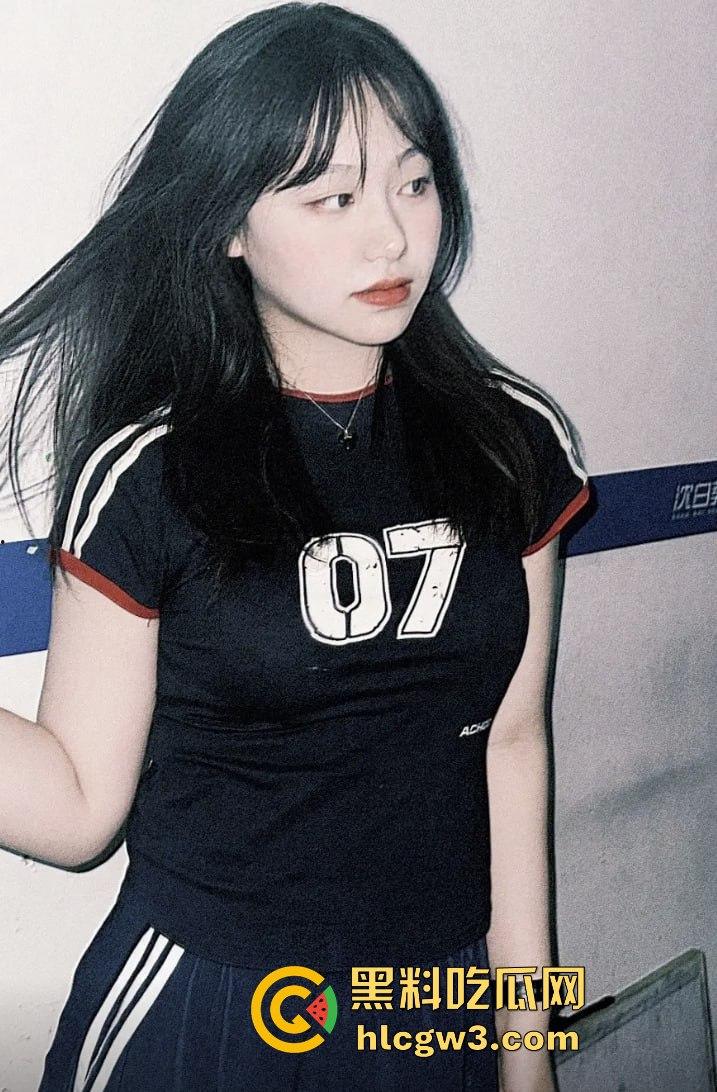 清华美院美女疑似下海，推特大尺度视频曝光，露出诱惑动作堪比专业网黄，学霸就是厉害！-4