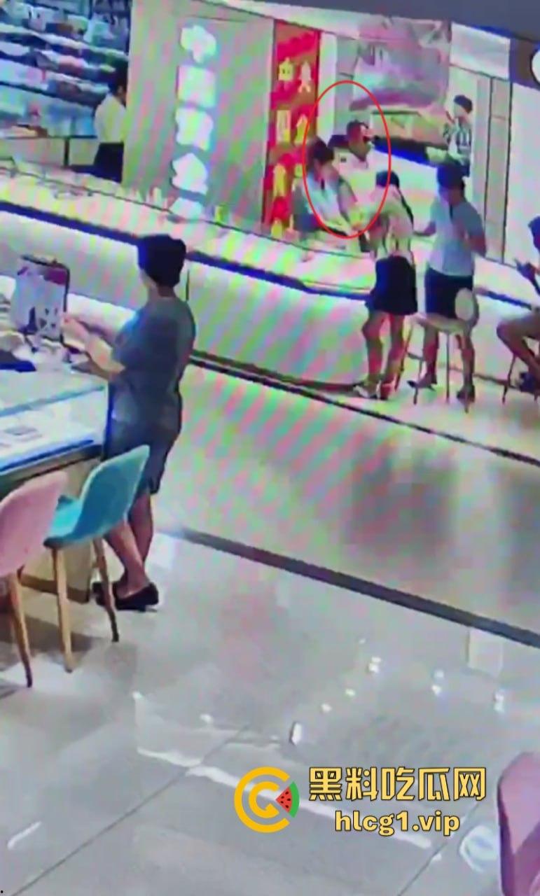 老婆不听话怎么办 捅两刀就老实了!辽宁营口男子进柜台薅住女柜员头发哐哐两刀后淡定离开!-7