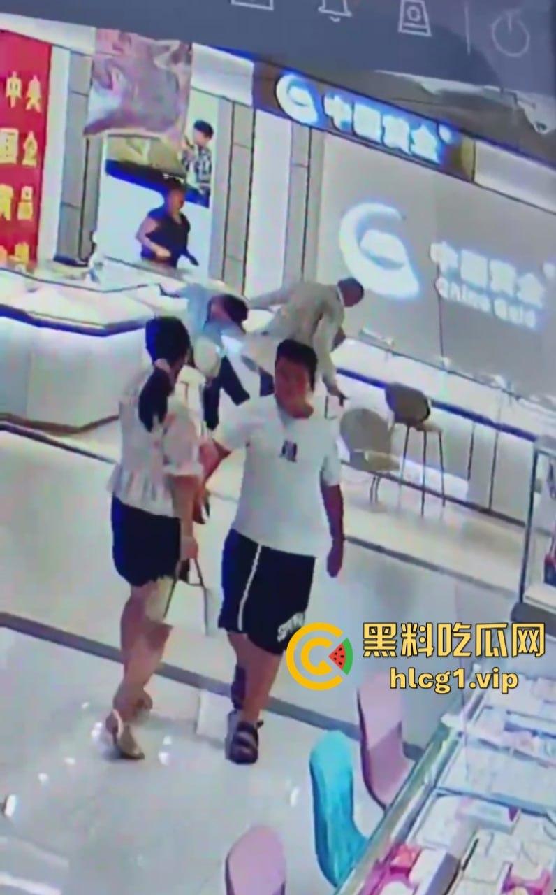 老婆不听话怎么办 捅两刀就老实了!辽宁营口男子进柜台薅住女柜员头发哐哐两刀后淡定离开!-8