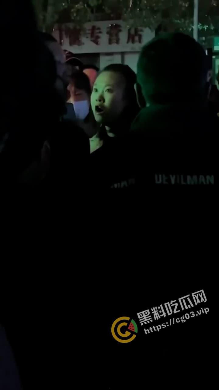 咆哮姐 携父勇闯红灯 趾高气昂大骂路人 舌战群儒 气势磅礴 狗见了都要绕道-3