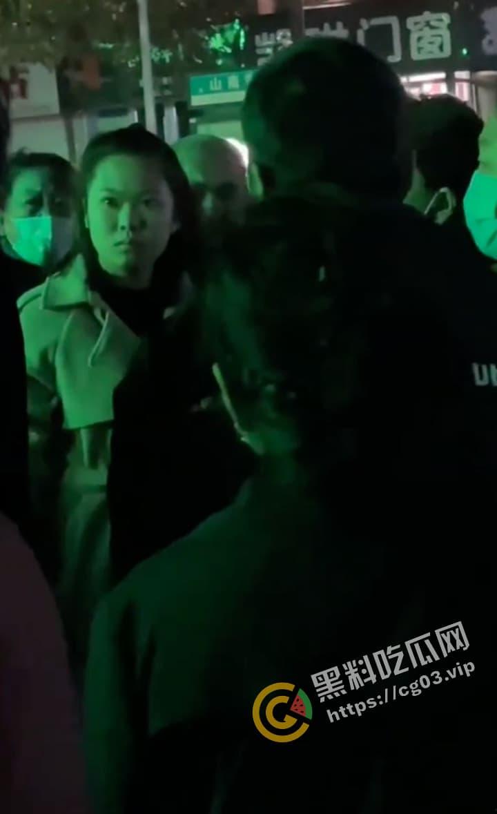 咆哮姐 携父勇闯红灯 趾高气昂大骂路人 舌战群儒 气势磅礴 狗见了都要绕道-5