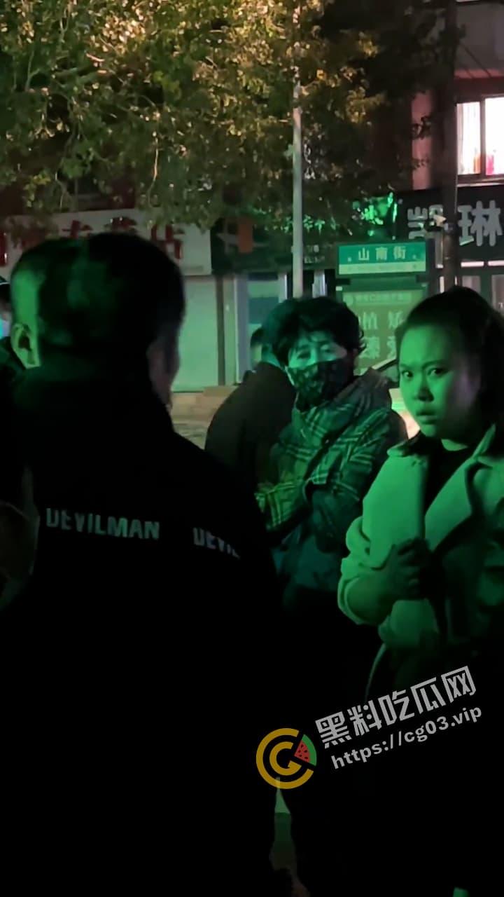 咆哮姐 携父勇闯红灯 趾高气昂大骂路人 舌战群儒 气势磅礴 狗见了都要绕道-6