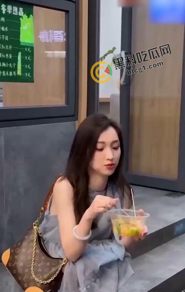 京爷豪掷30万买小米SU7 只为操极品长腿辣妹人妻女销售 无套内射视频曝光!-1