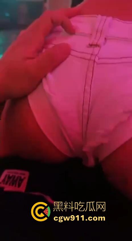 酒池肉林的生活真让人羡慕啊!一上卡座大奶骚鸡主动伺候,卡座上操逼,扣穴、口爆只要钱到位没什么不可!-5